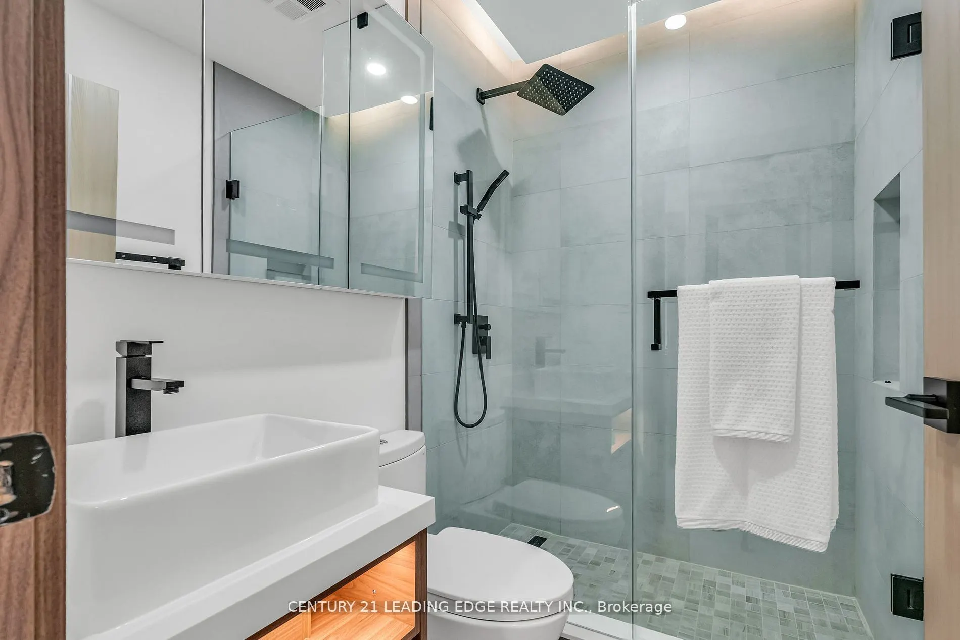 1 Watergarden Way #208