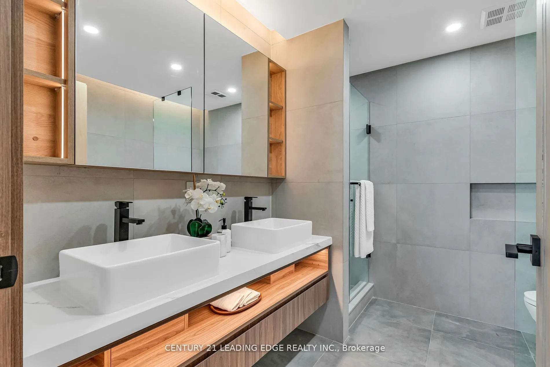 1 Watergarden Way #208