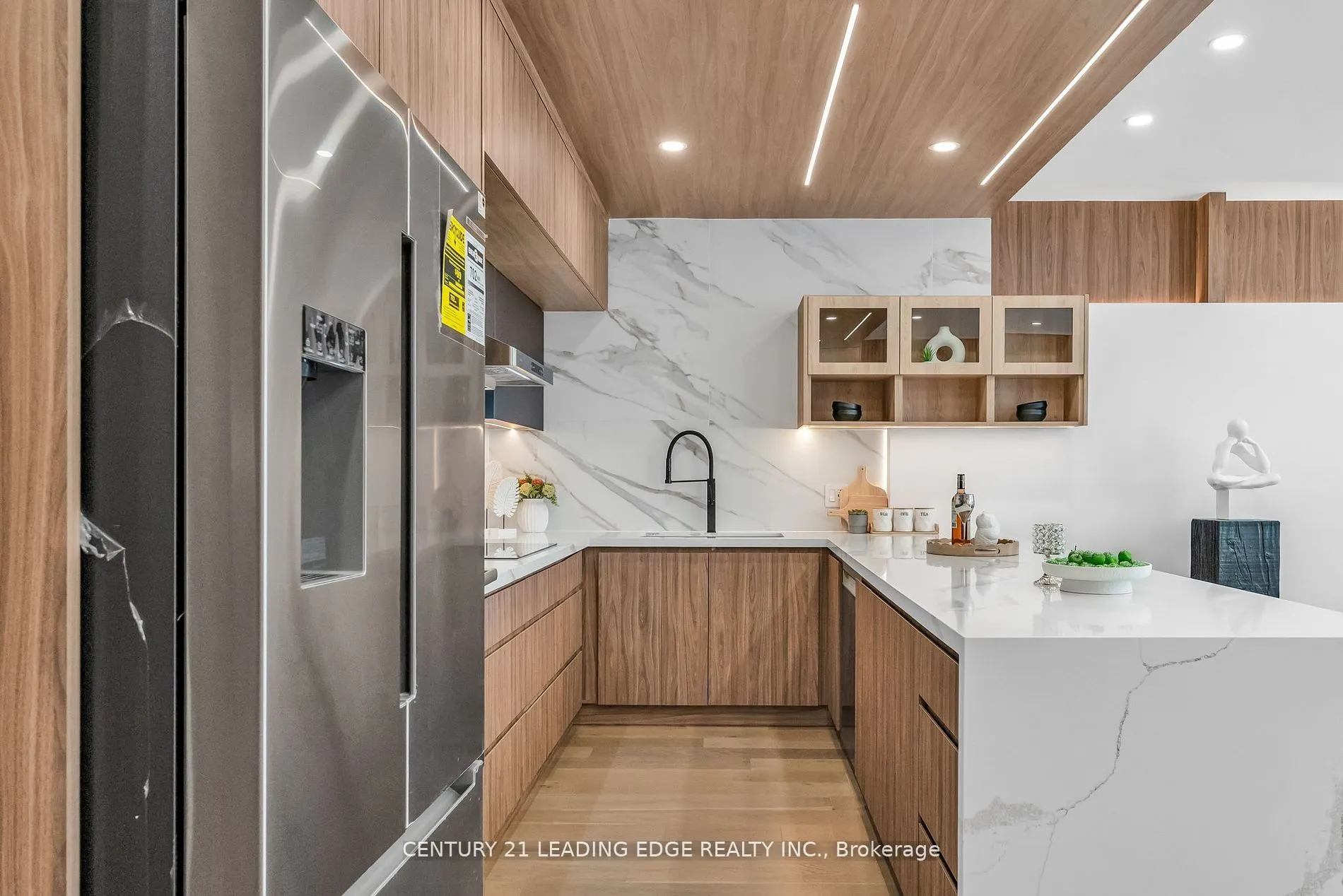 1 Watergarden Way #208