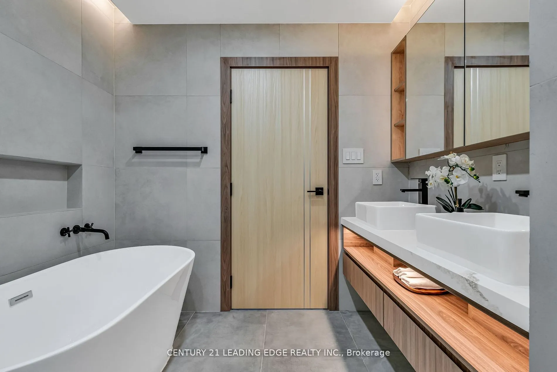 1 Watergarden Way #208