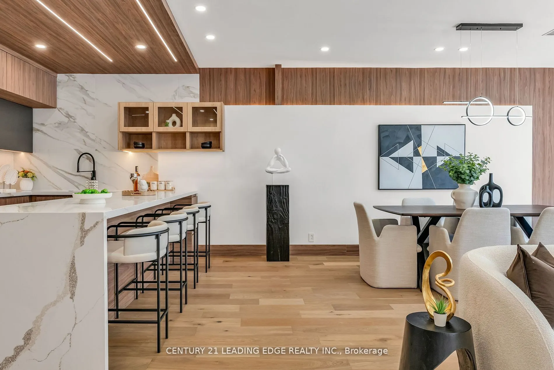 1 Watergarden Way #208