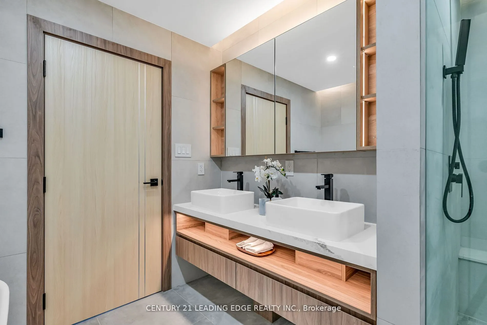 1 Watergarden Way #208
