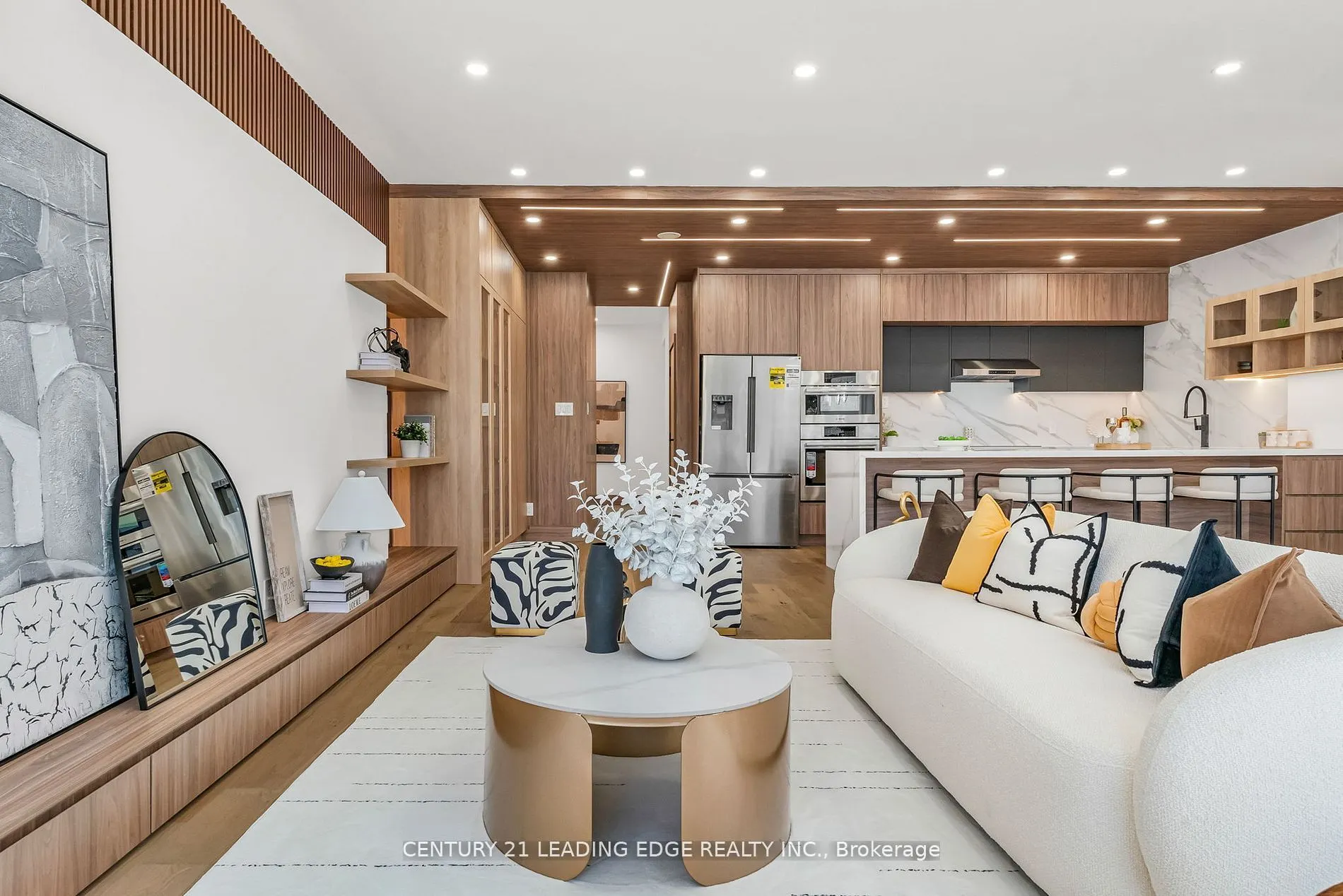 1 Watergarden Way #208