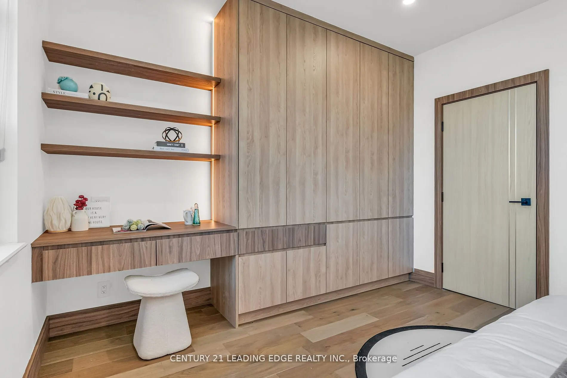 1 Watergarden Way #208