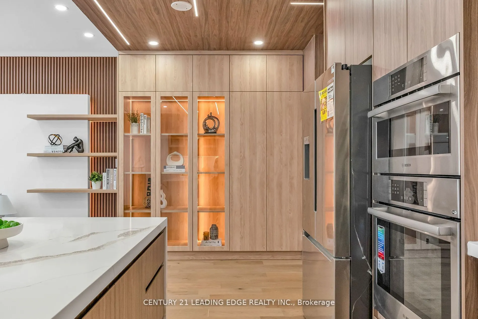 1 Watergarden Way #208