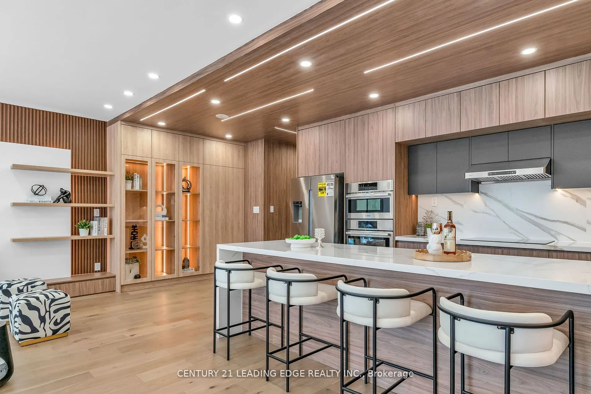 1 Watergarden Way #208