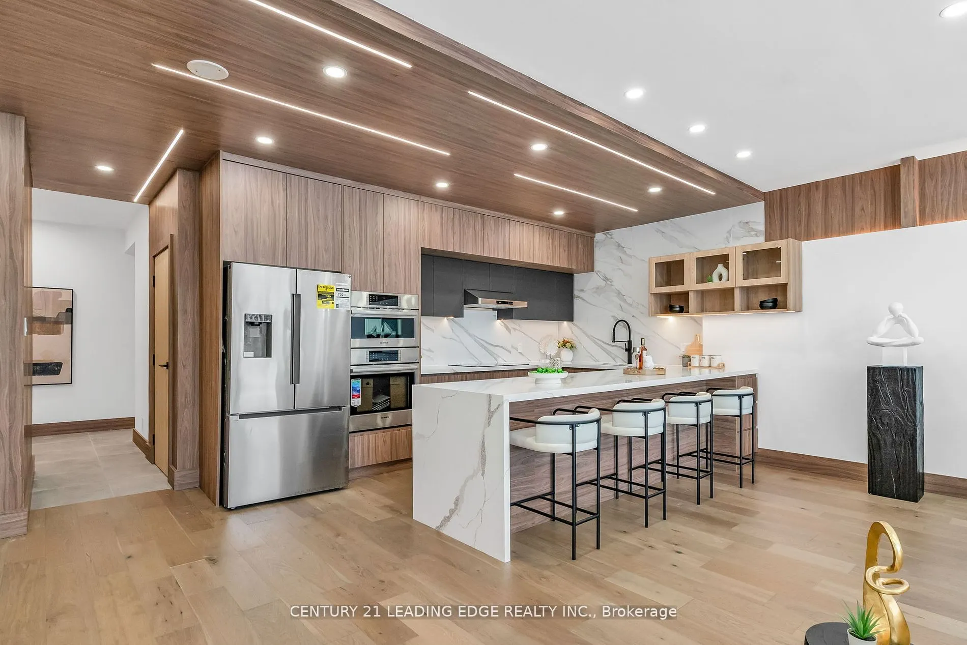 1 Watergarden Way #208