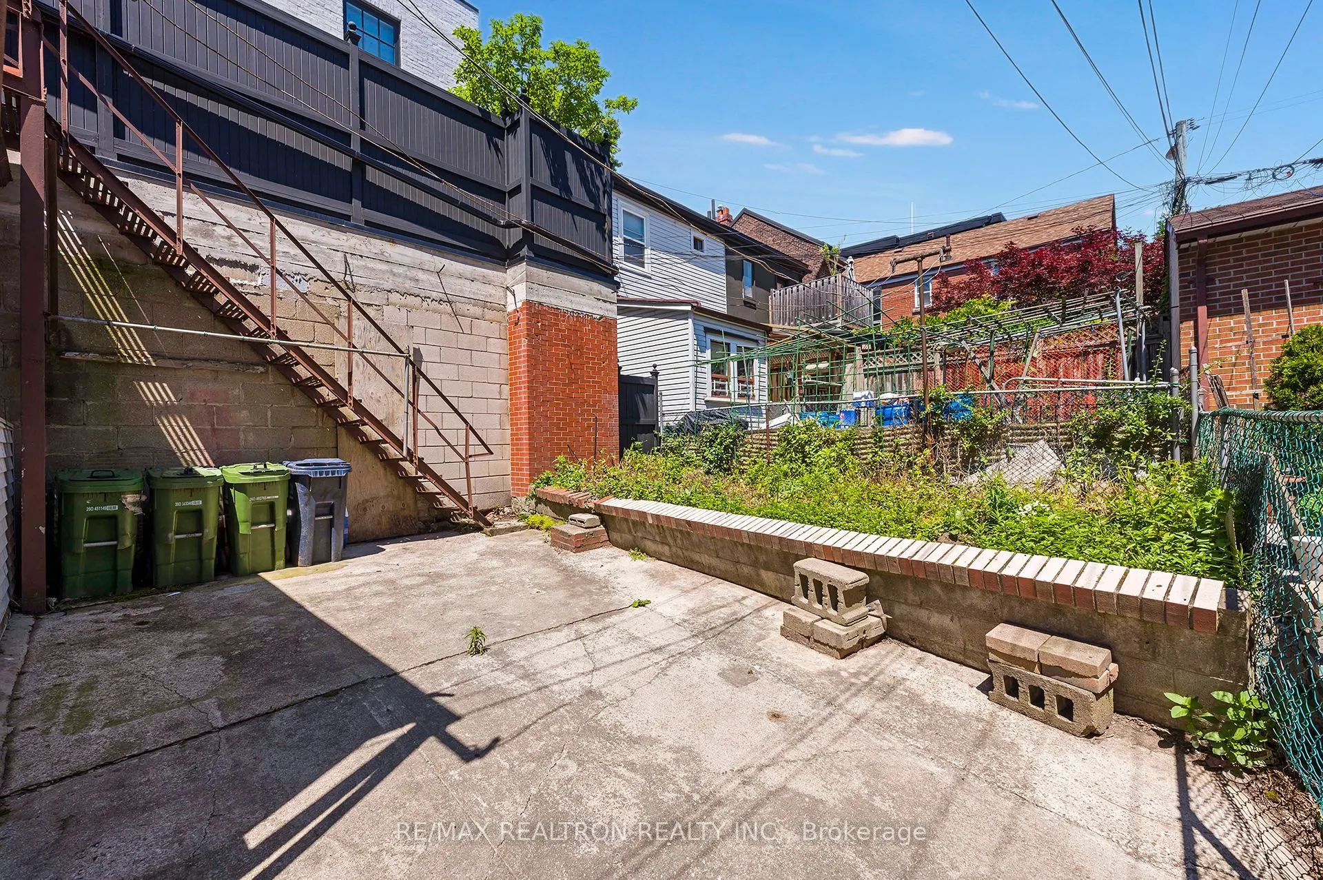 1000 Dundas Street W