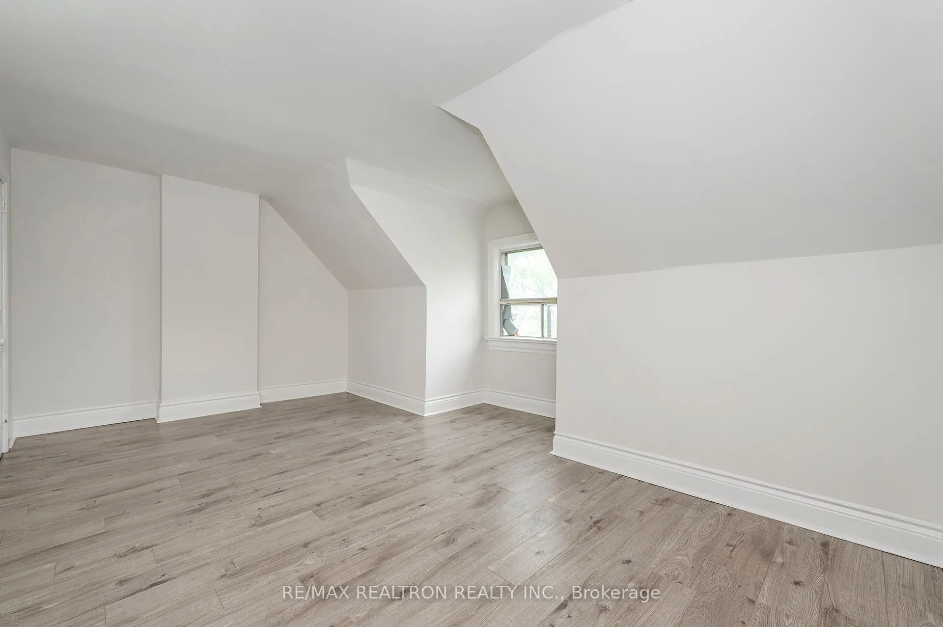 1000 Dundas Street W