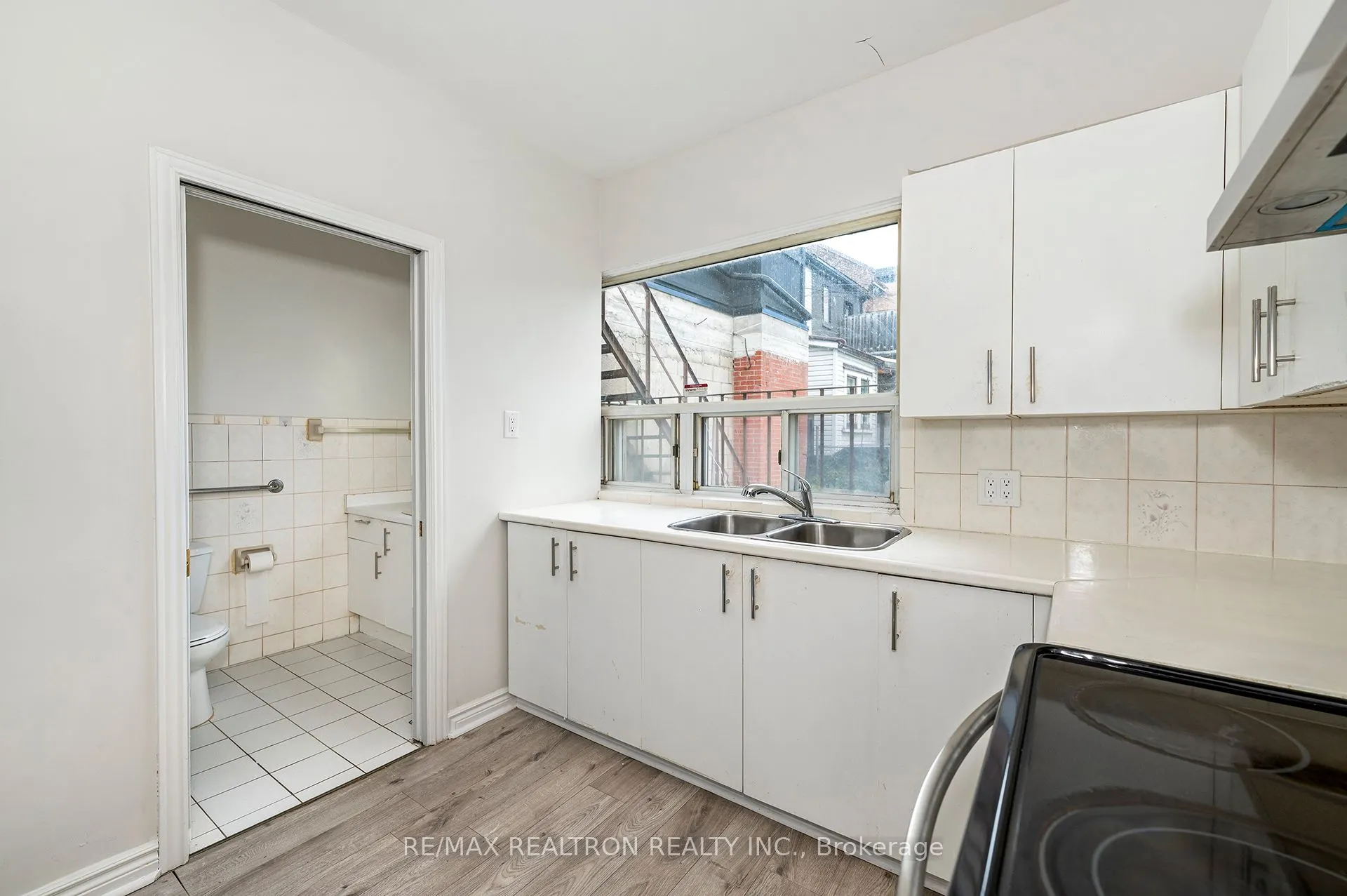 1000 Dundas Street W