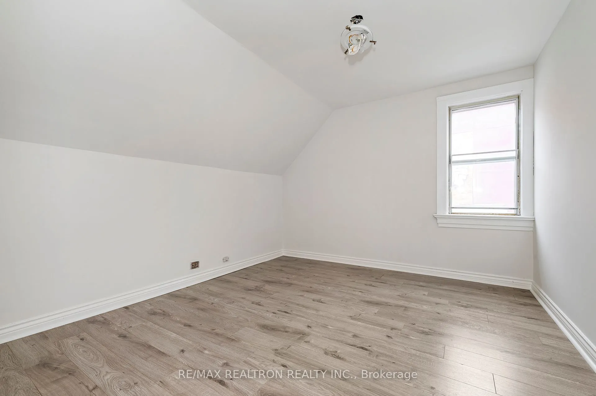 1000 Dundas Street W