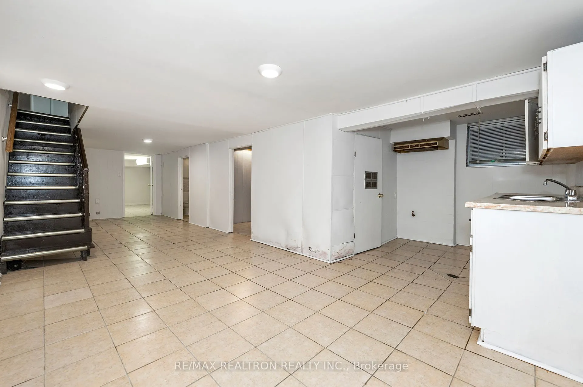 1000 Dundas Street W