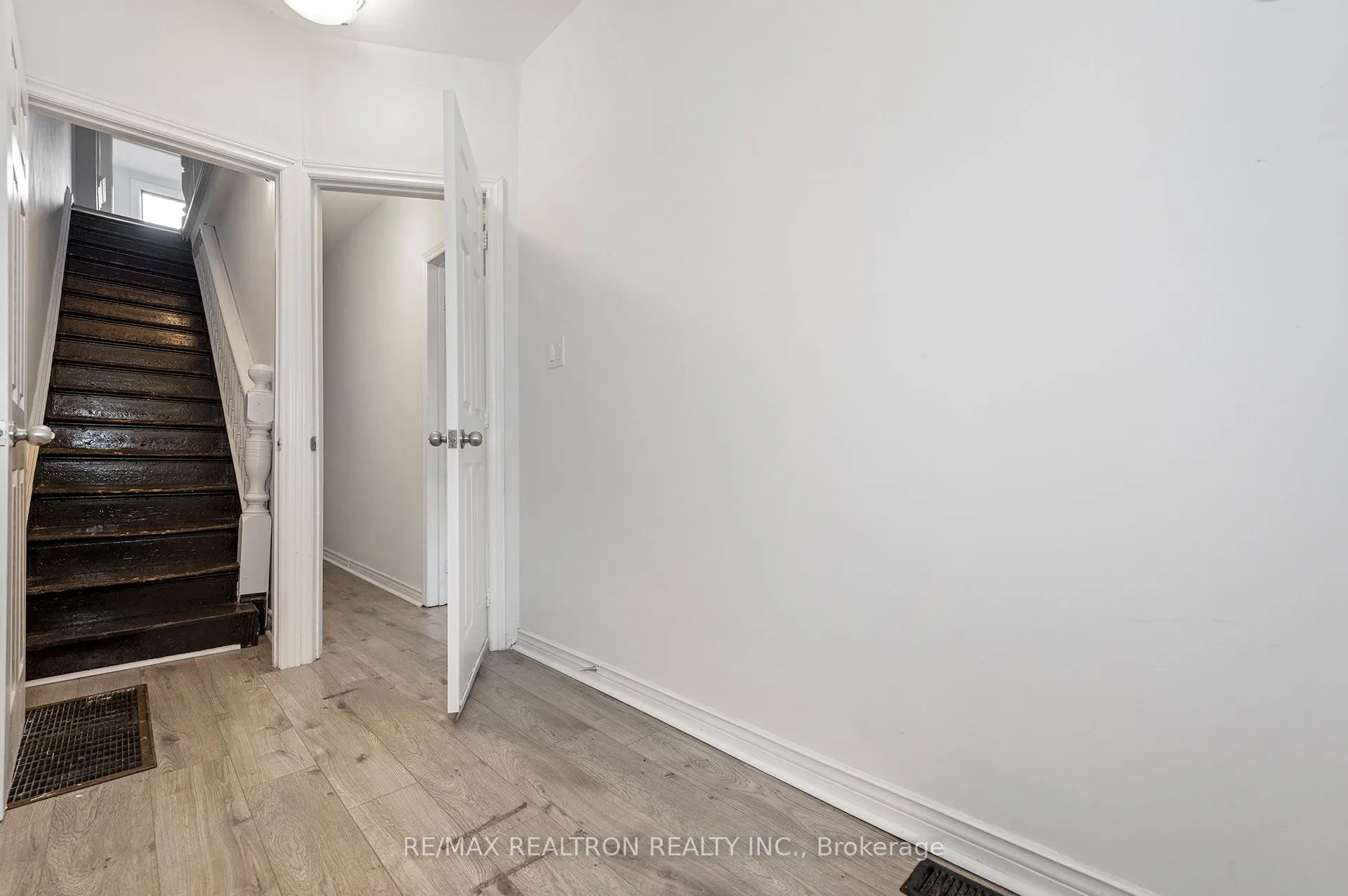 1000 Dundas Street W
