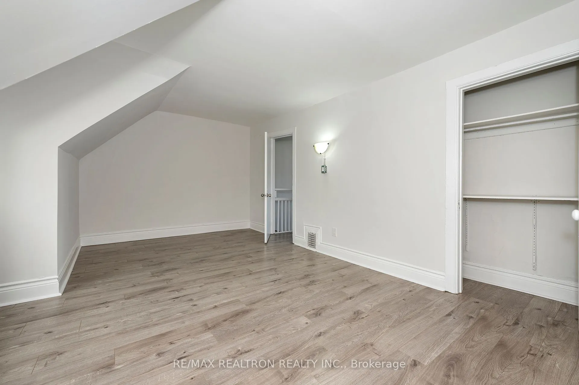 1000 Dundas Street W