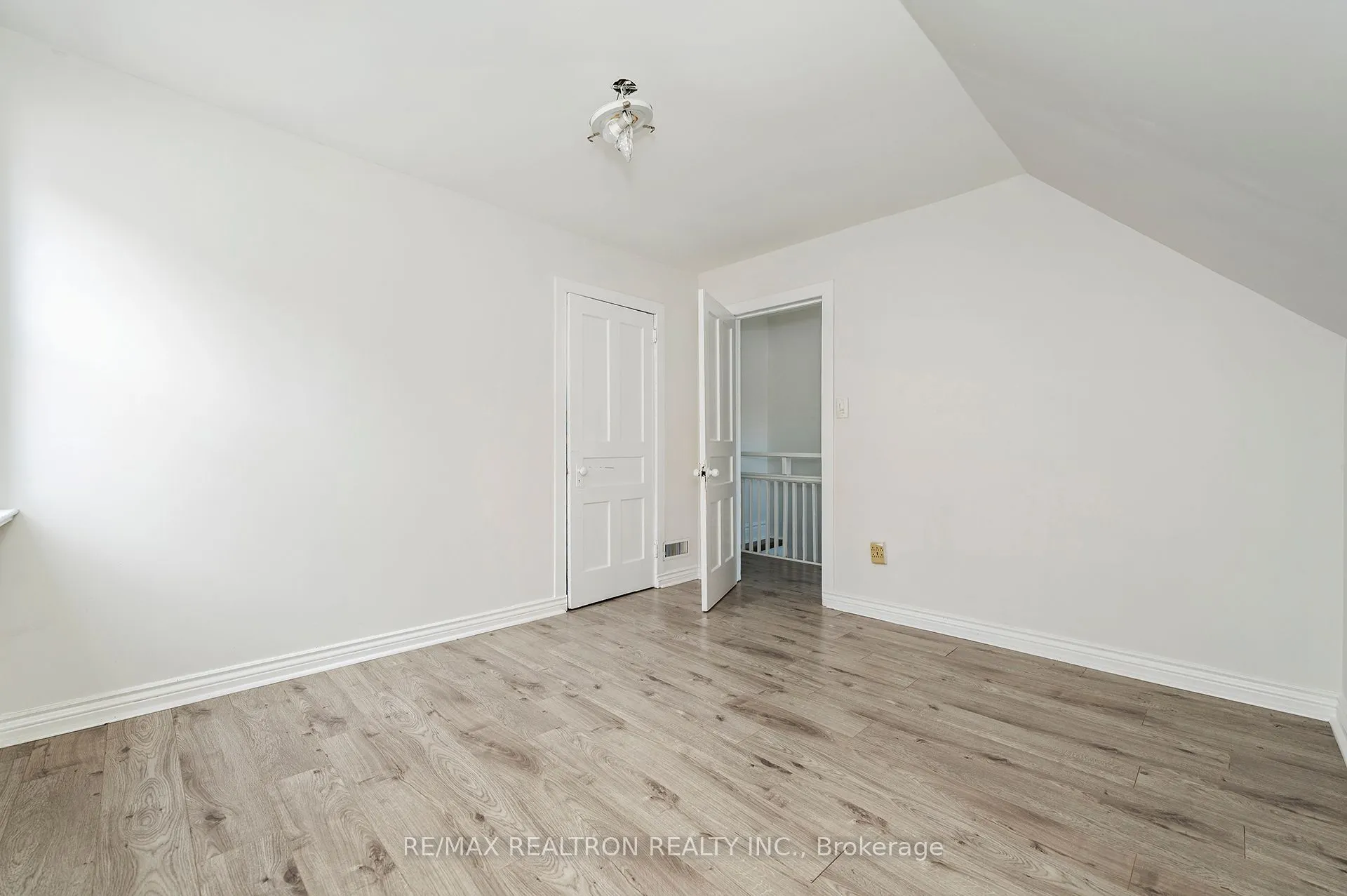 1000 Dundas Street W