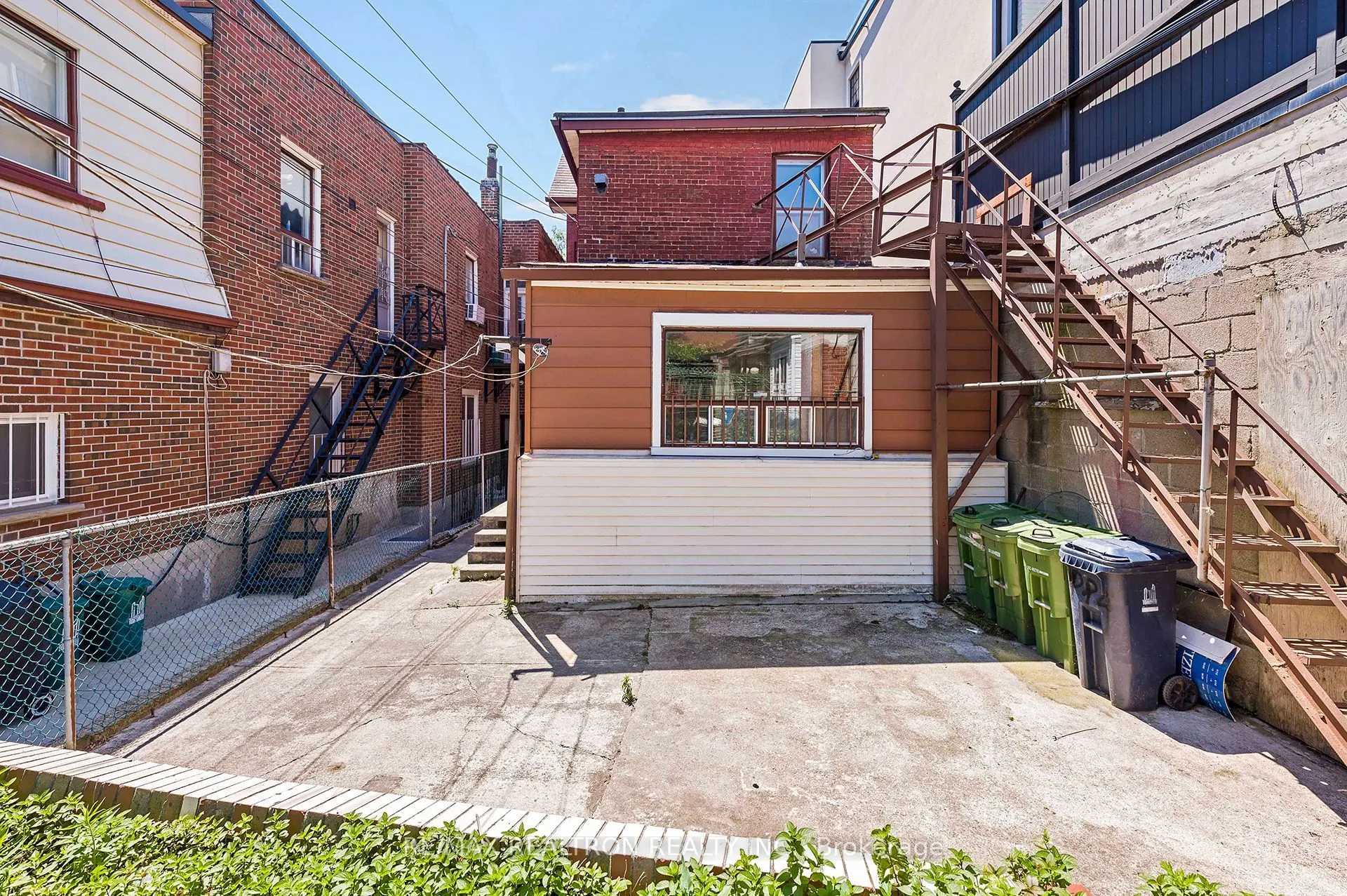 1000 Dundas Street W