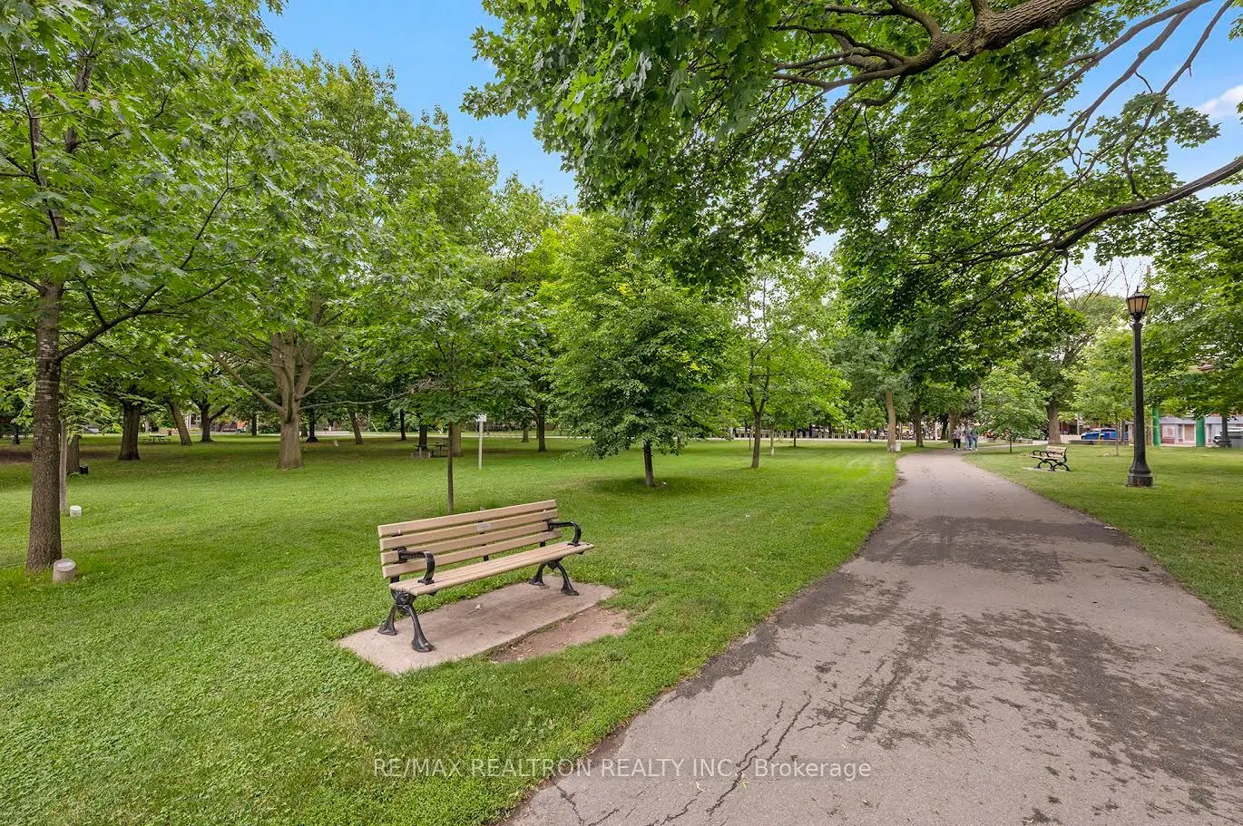 1000 Dundas Street W