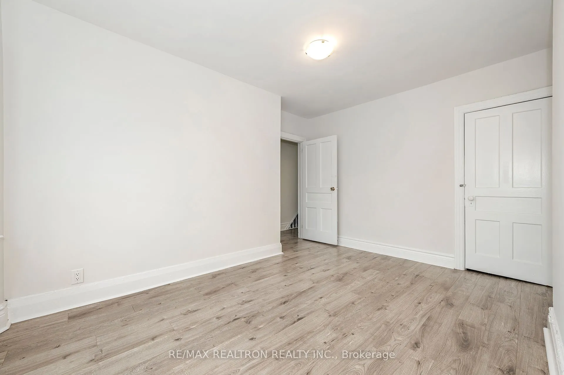 1000 Dundas Street W