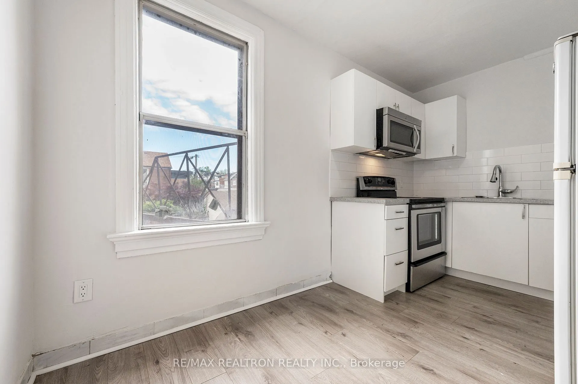 1000 Dundas Street W