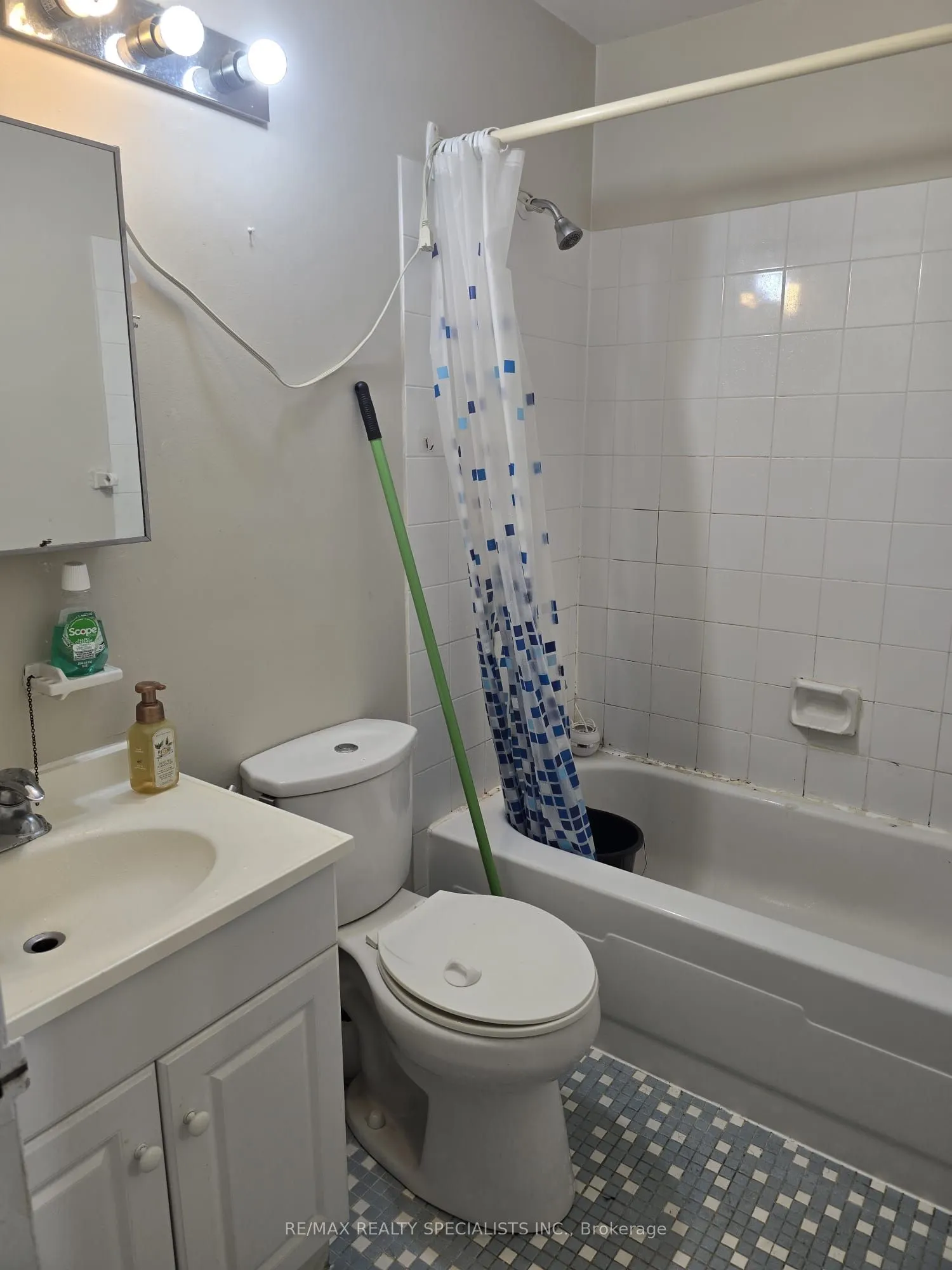 1087 Bloor Street W #305