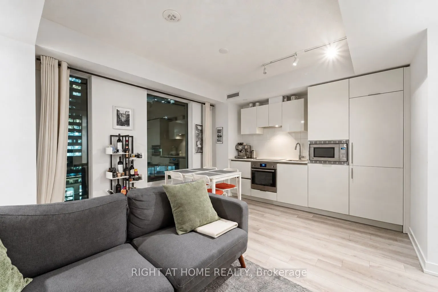 238 Simcoe Street #803