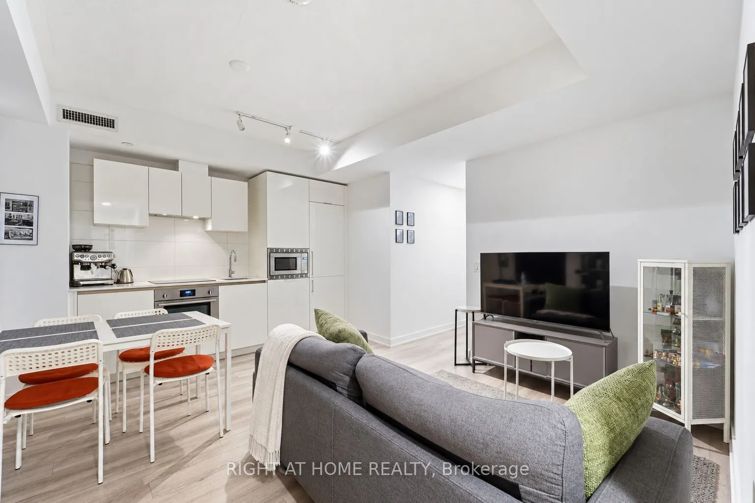 238 Simcoe Street #803