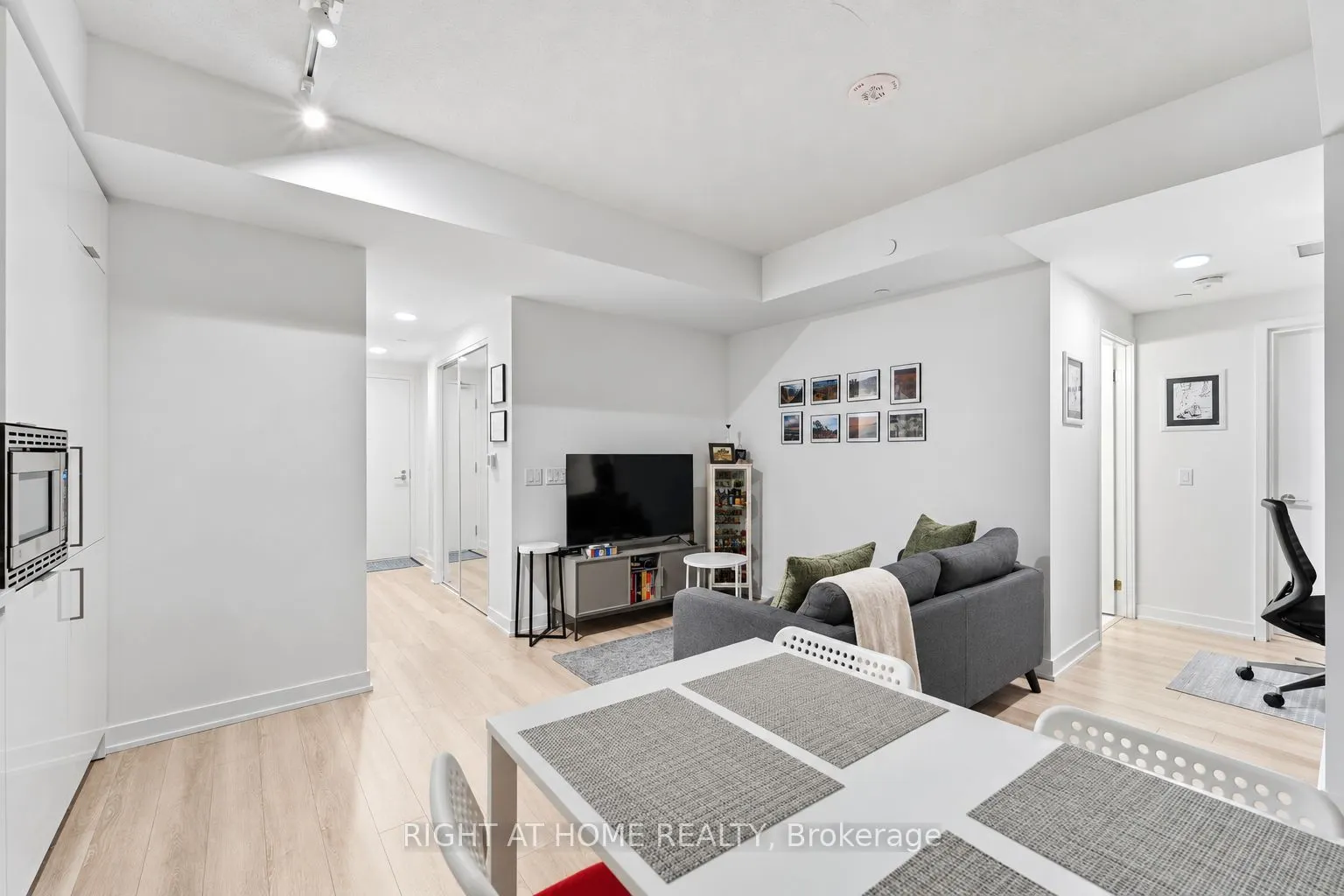 238 Simcoe Street #803