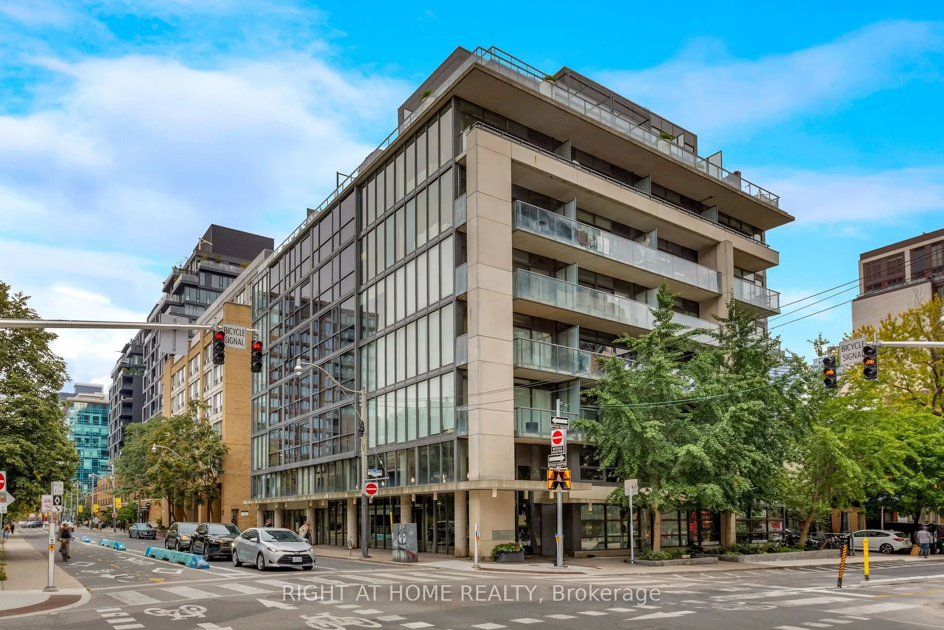 533 Richmond Street W #805