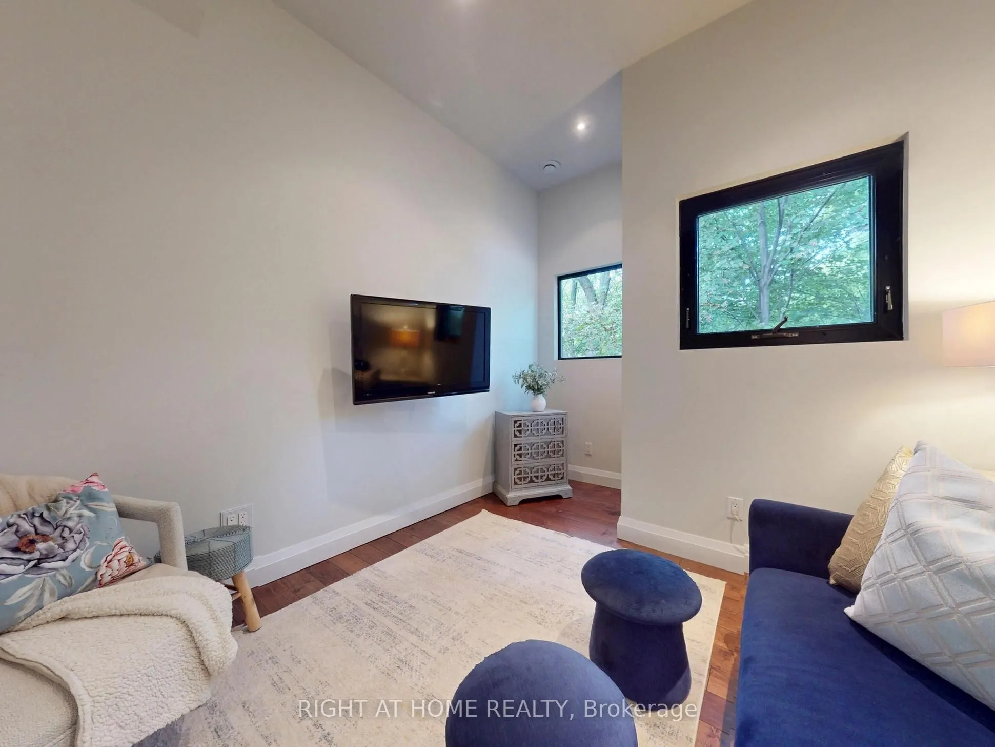 386 Rosewell Avenue