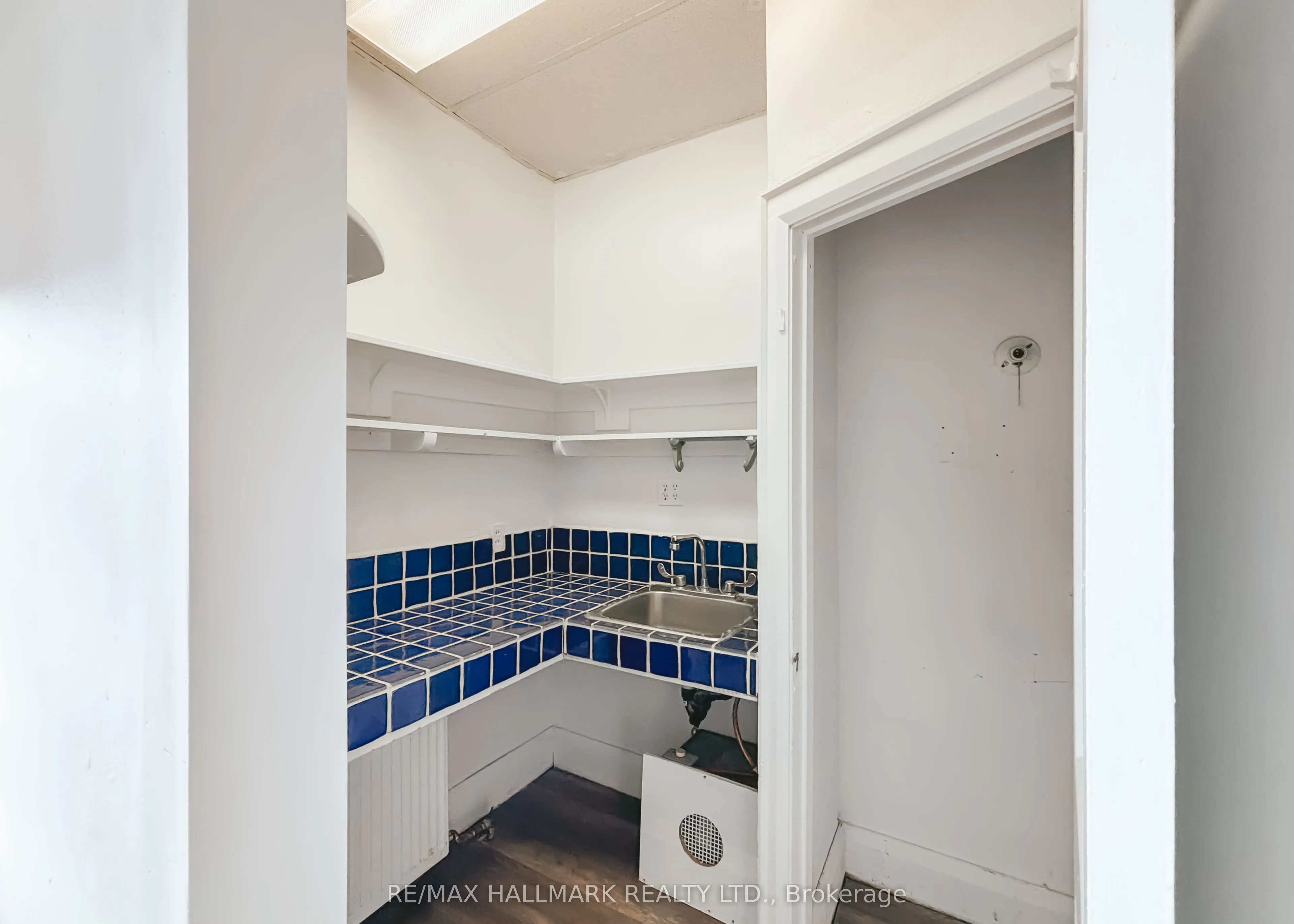 1041 Avenue Road #1