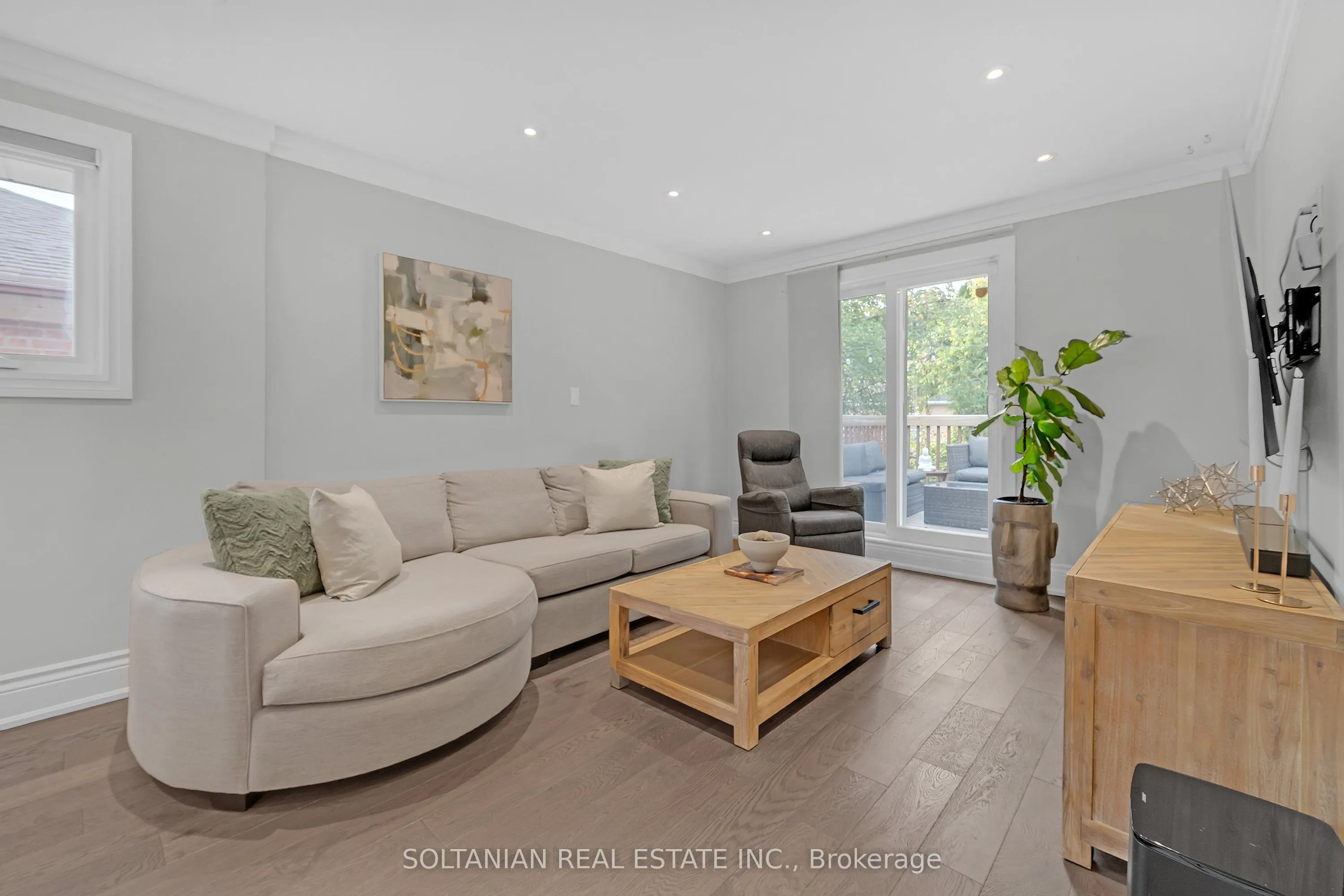 33 Madawaska Avenue