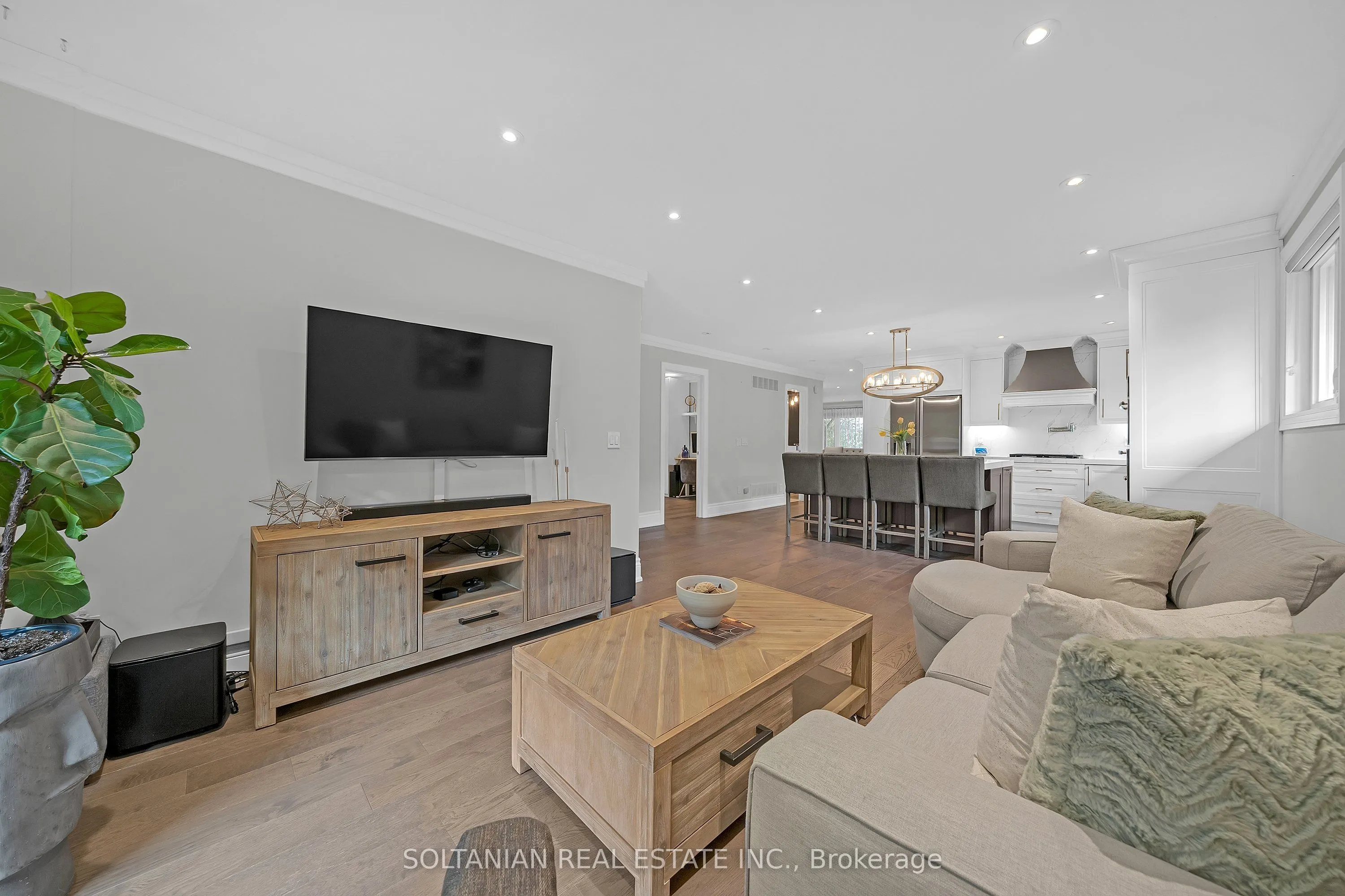 33 Madawaska Avenue