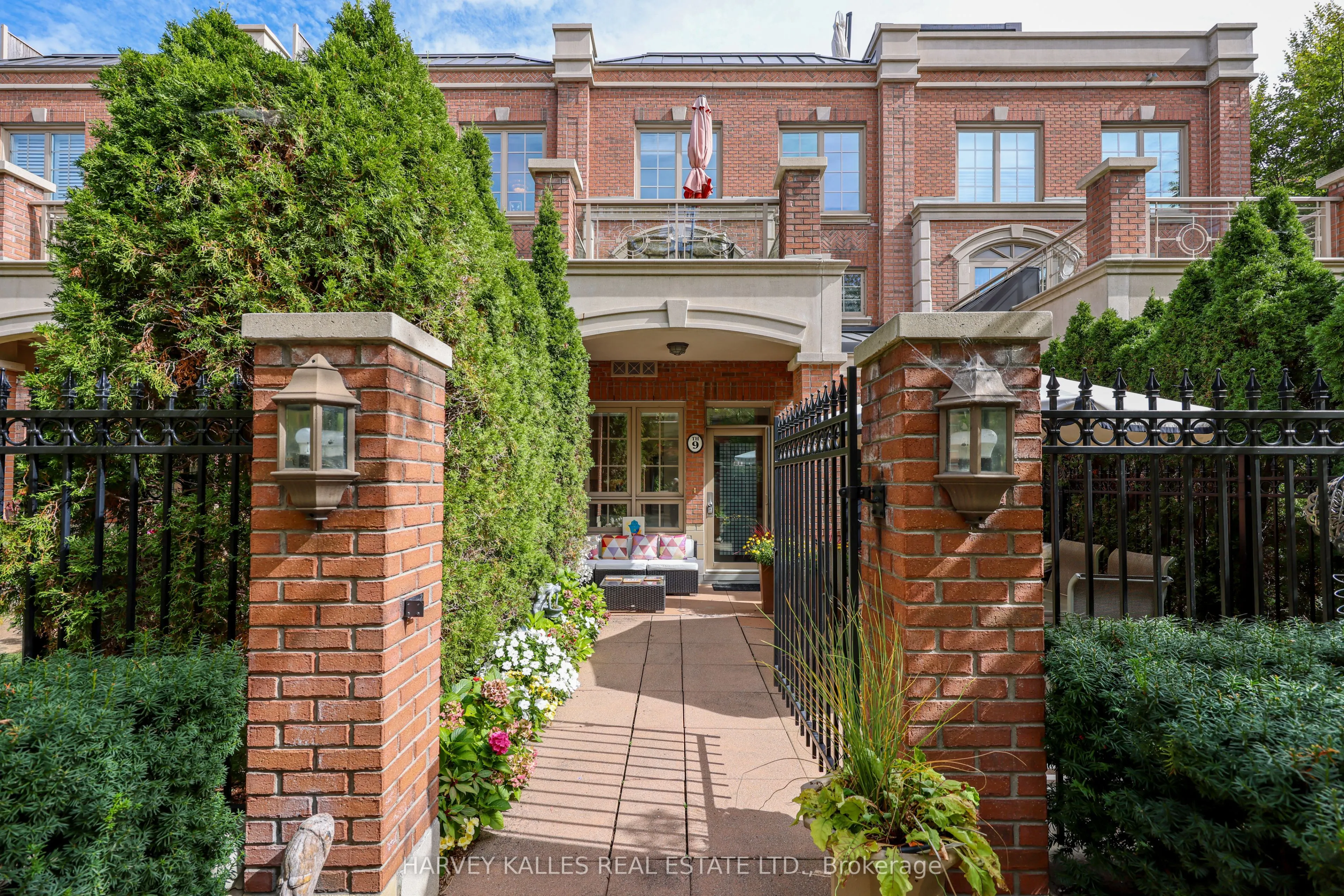 21 Burkebrook Place #TH9