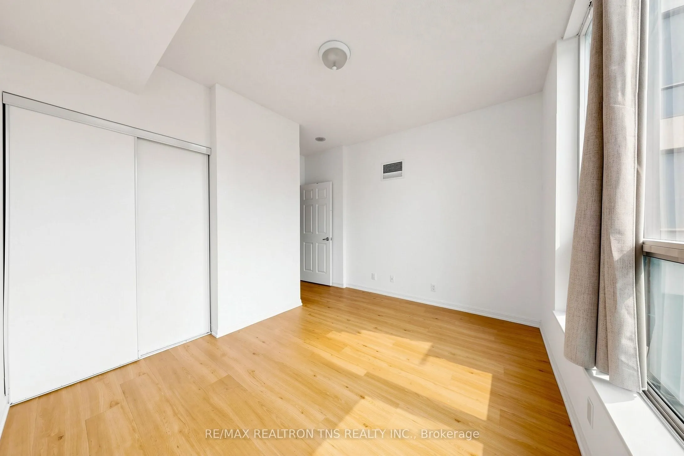 228 Queens Quay W #1501
