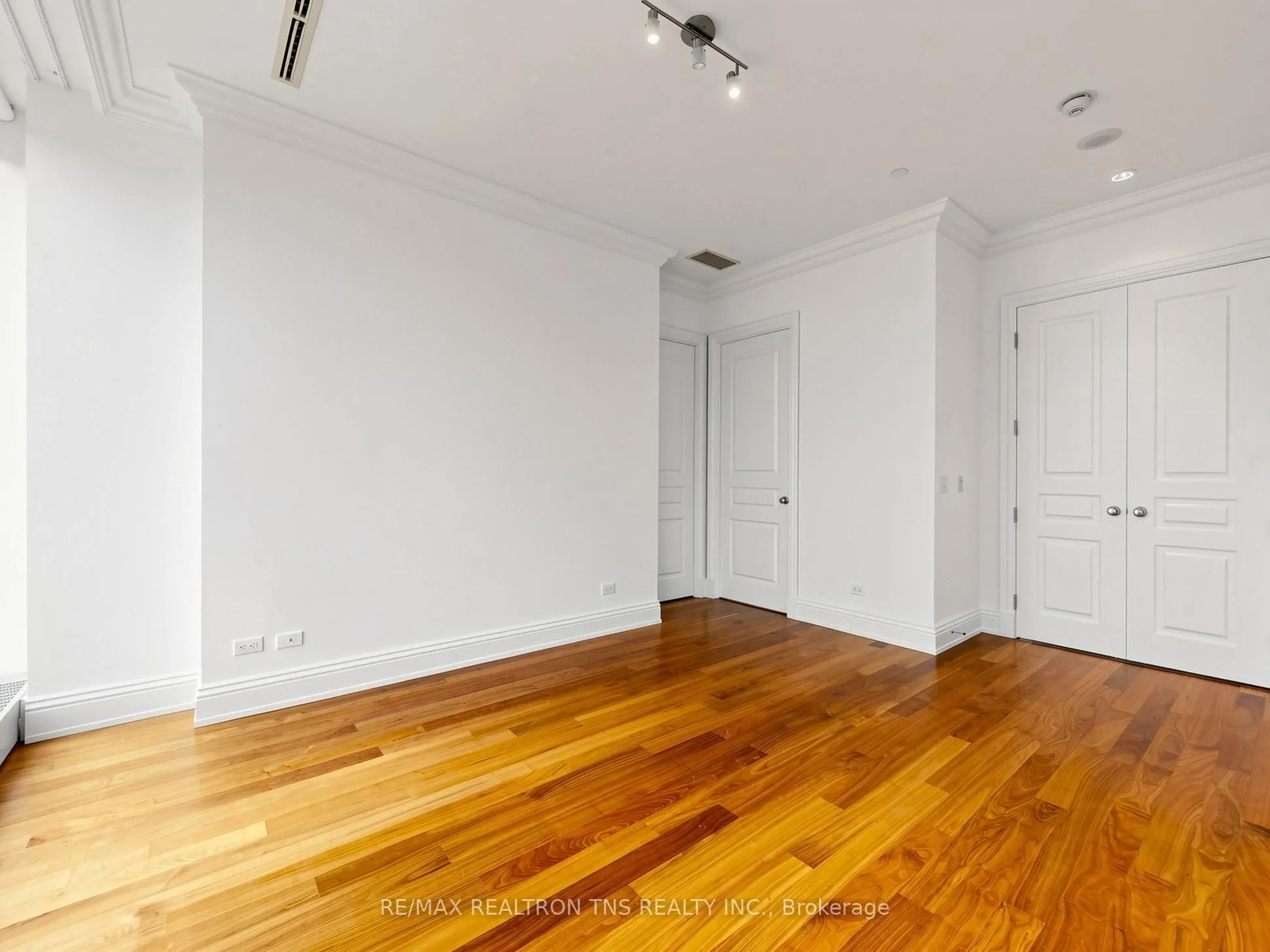 183 Wellington Street W #3803