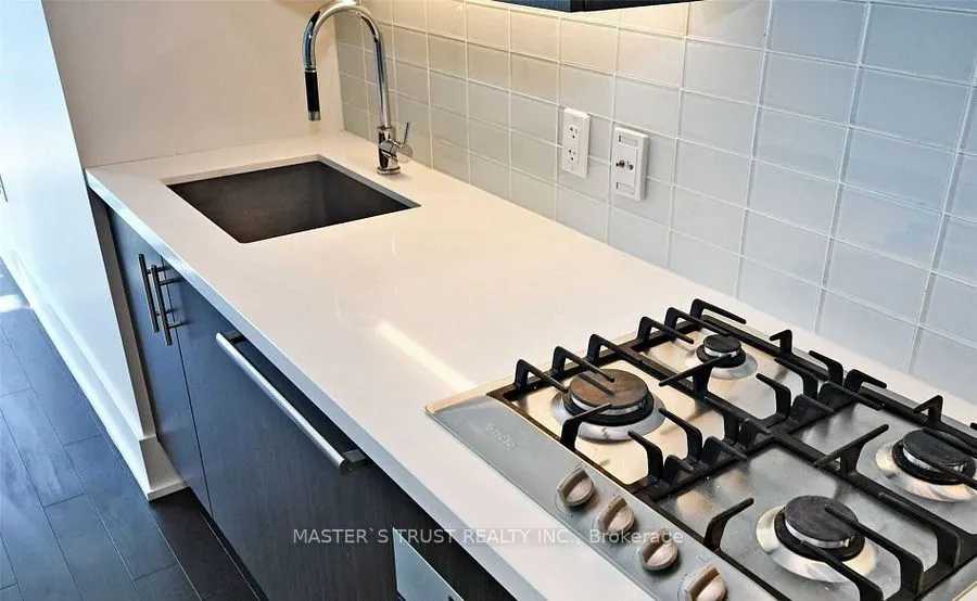 39 Queens Quay E #731