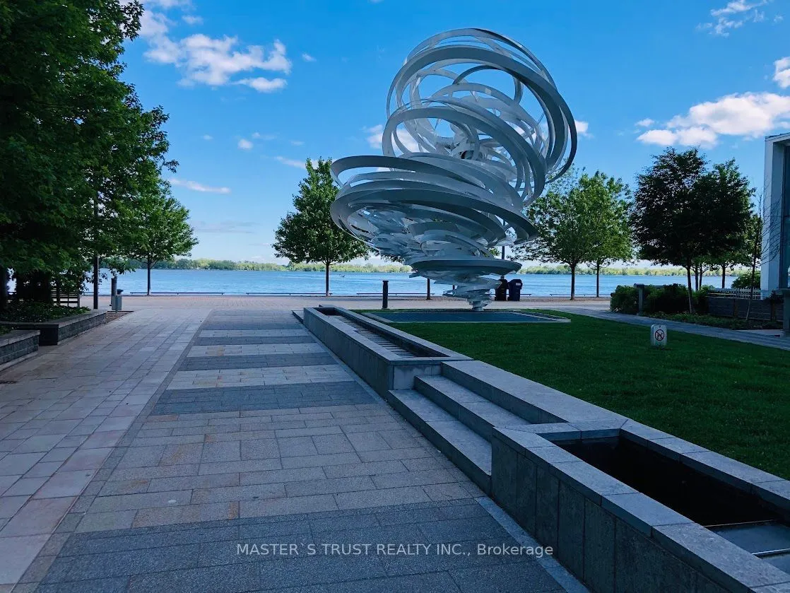 39 Queens Quay E #731