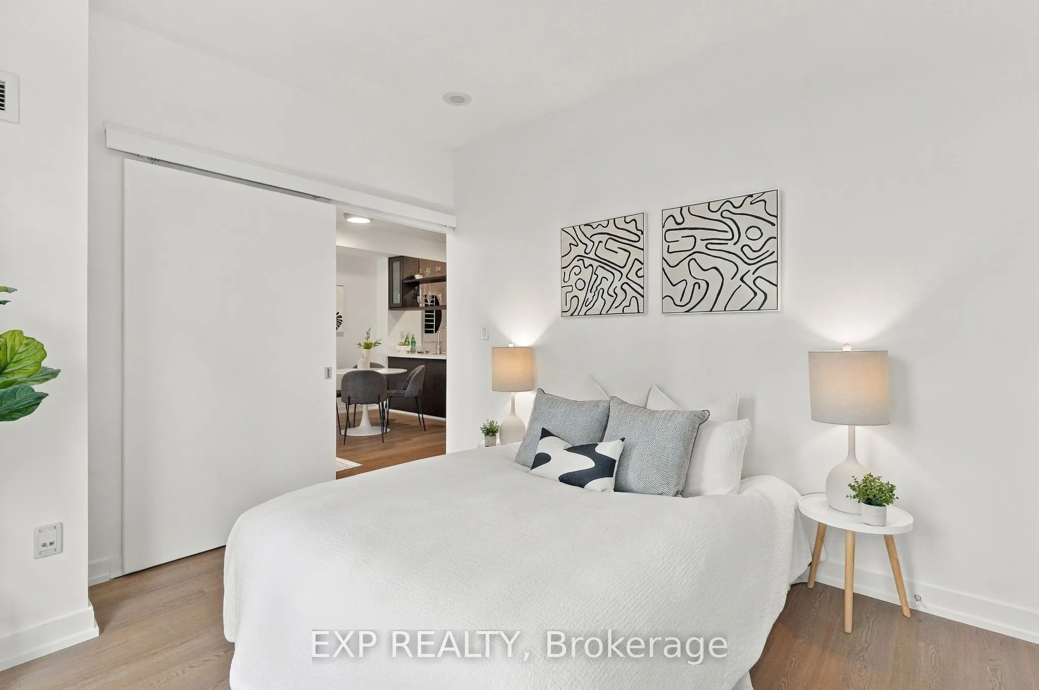 9 Spadina Avenue #301