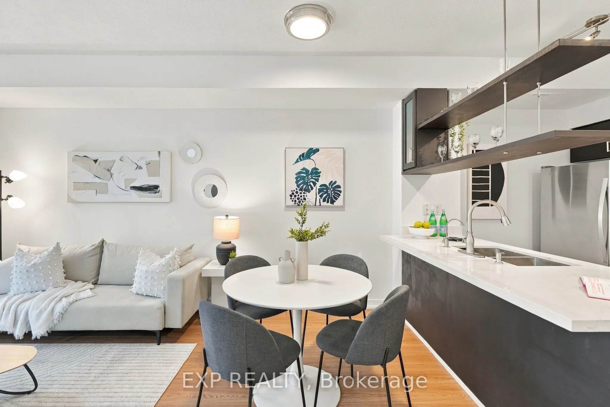9 Spadina Avenue #301