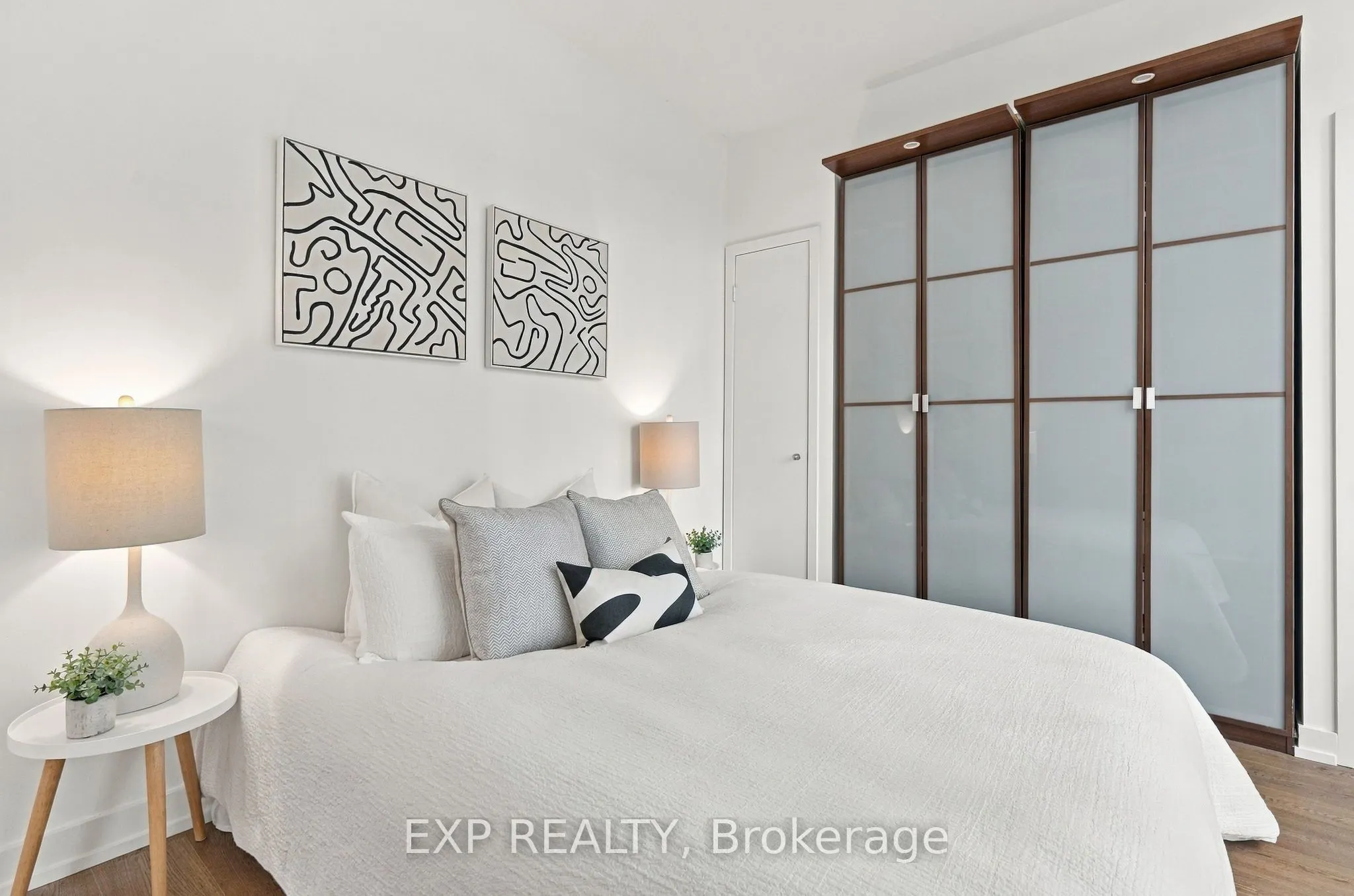 9 Spadina Avenue #301