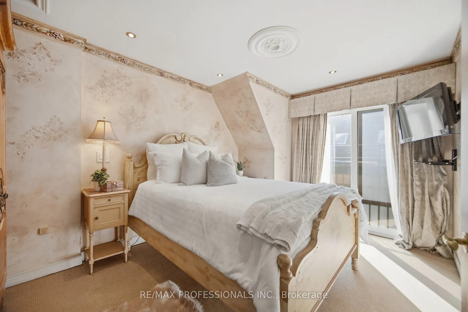 228 St George Street #10