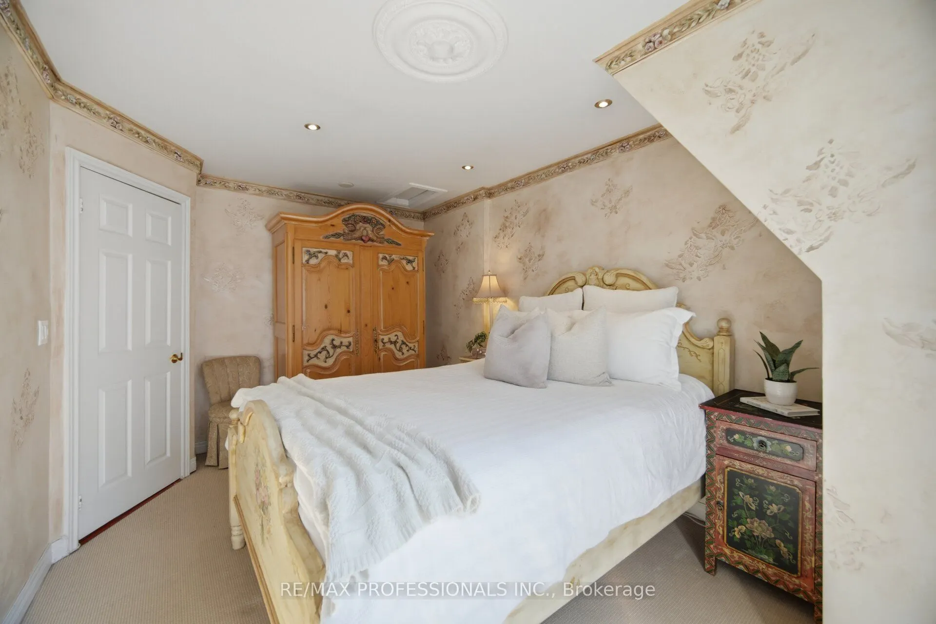 228 St George Street #10