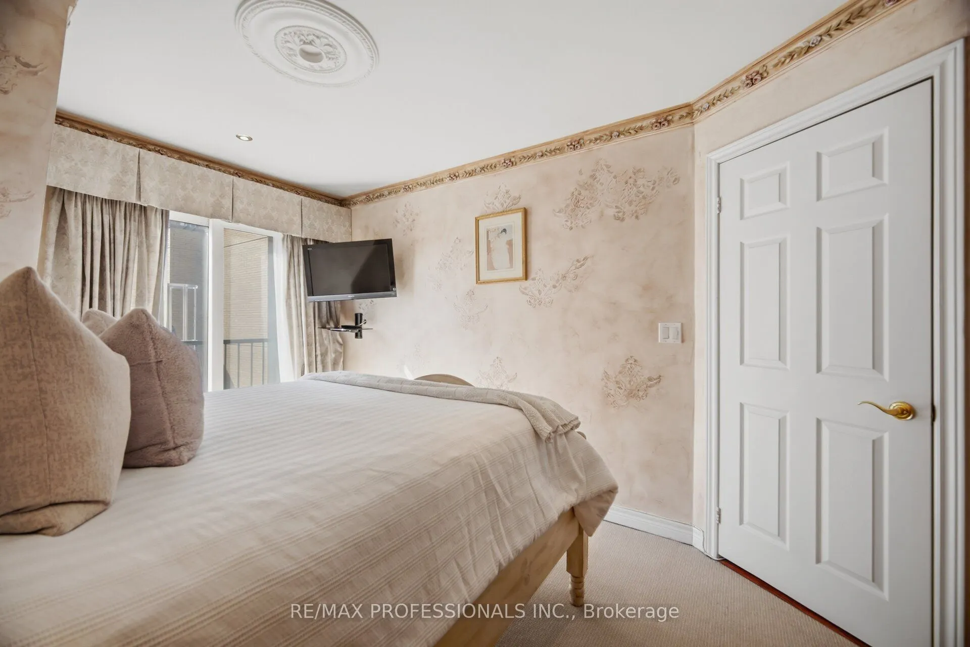 228 St George Street #10
