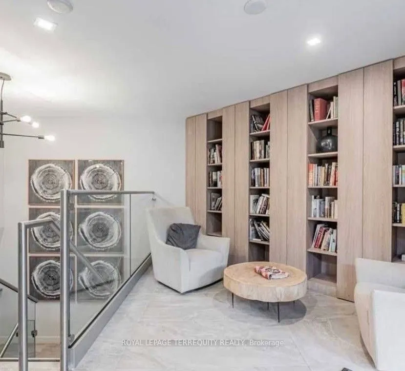 20 Collier Street #304