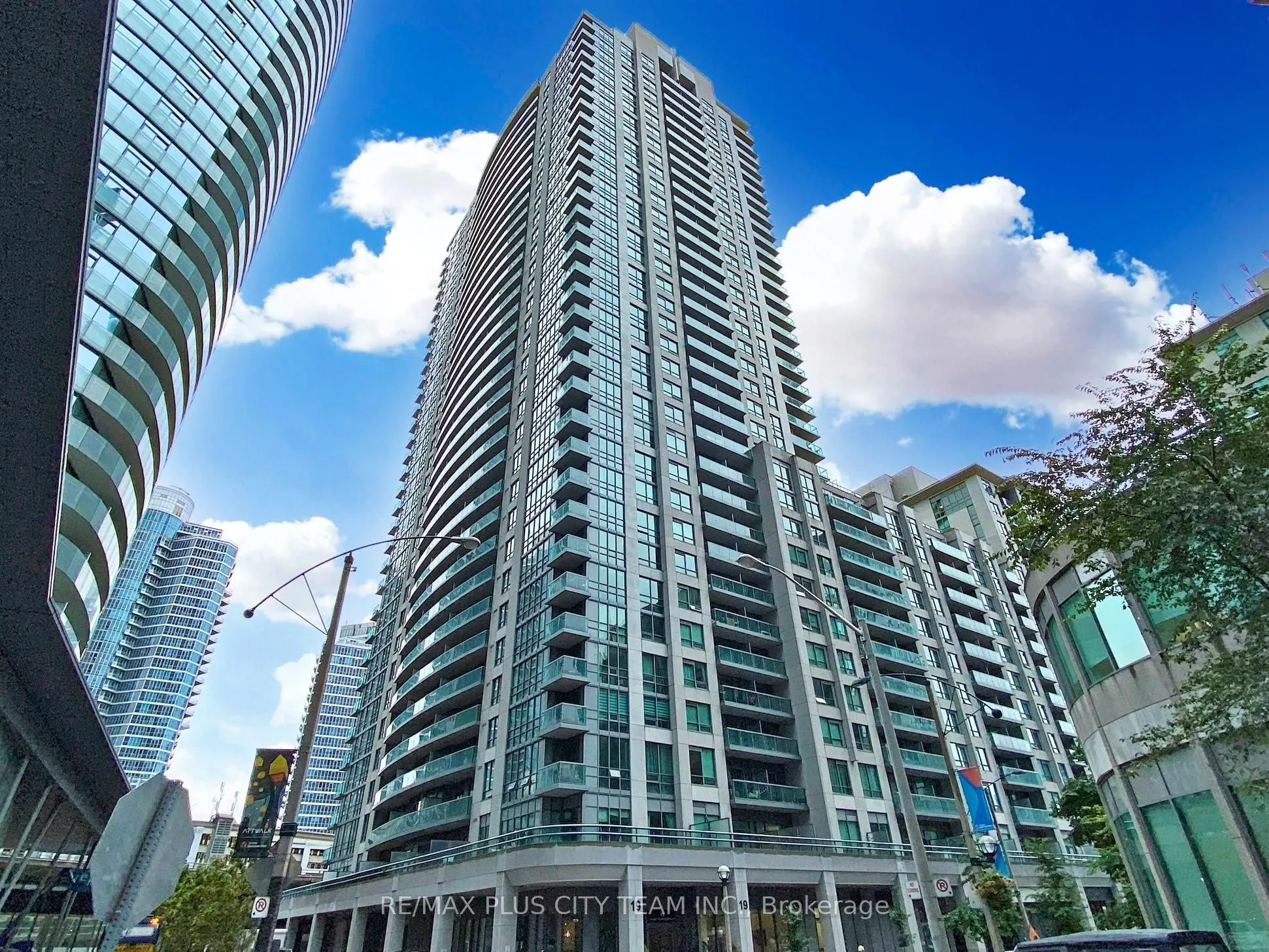 19 Grand Trunk Crescent #1103