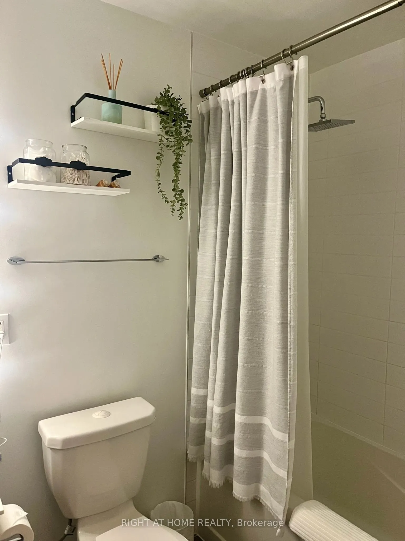 10 Willison Square #205