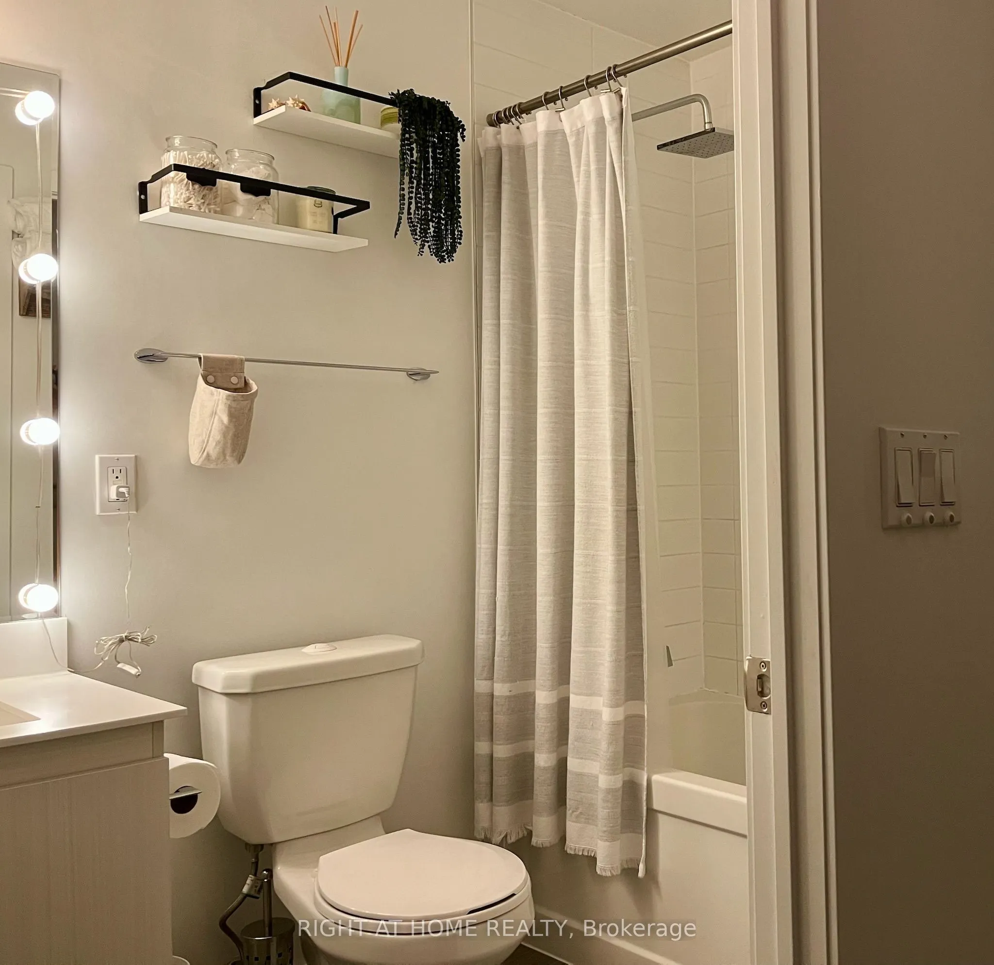 10 Willison Square #205