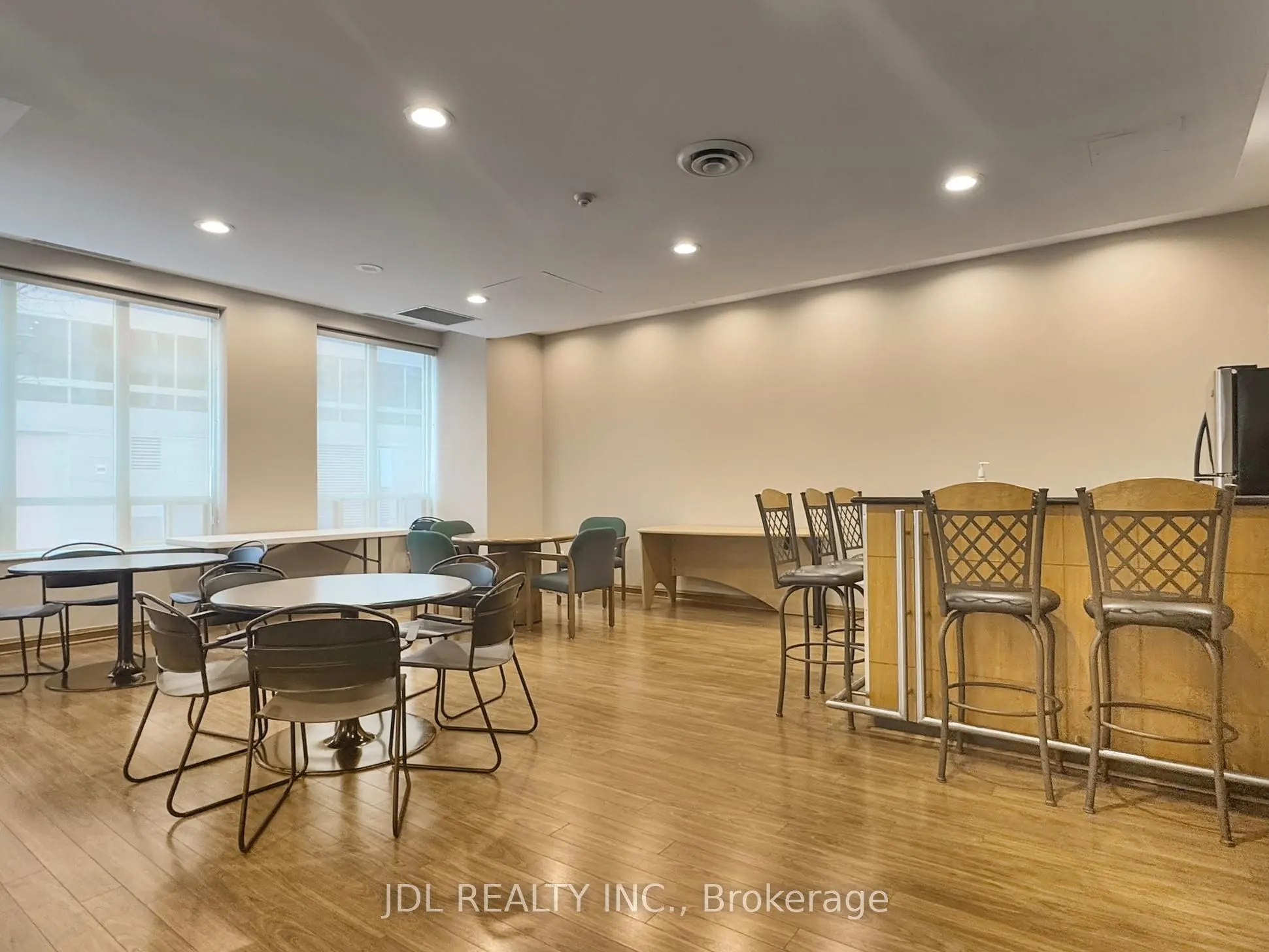 260 Doris Avenue #906