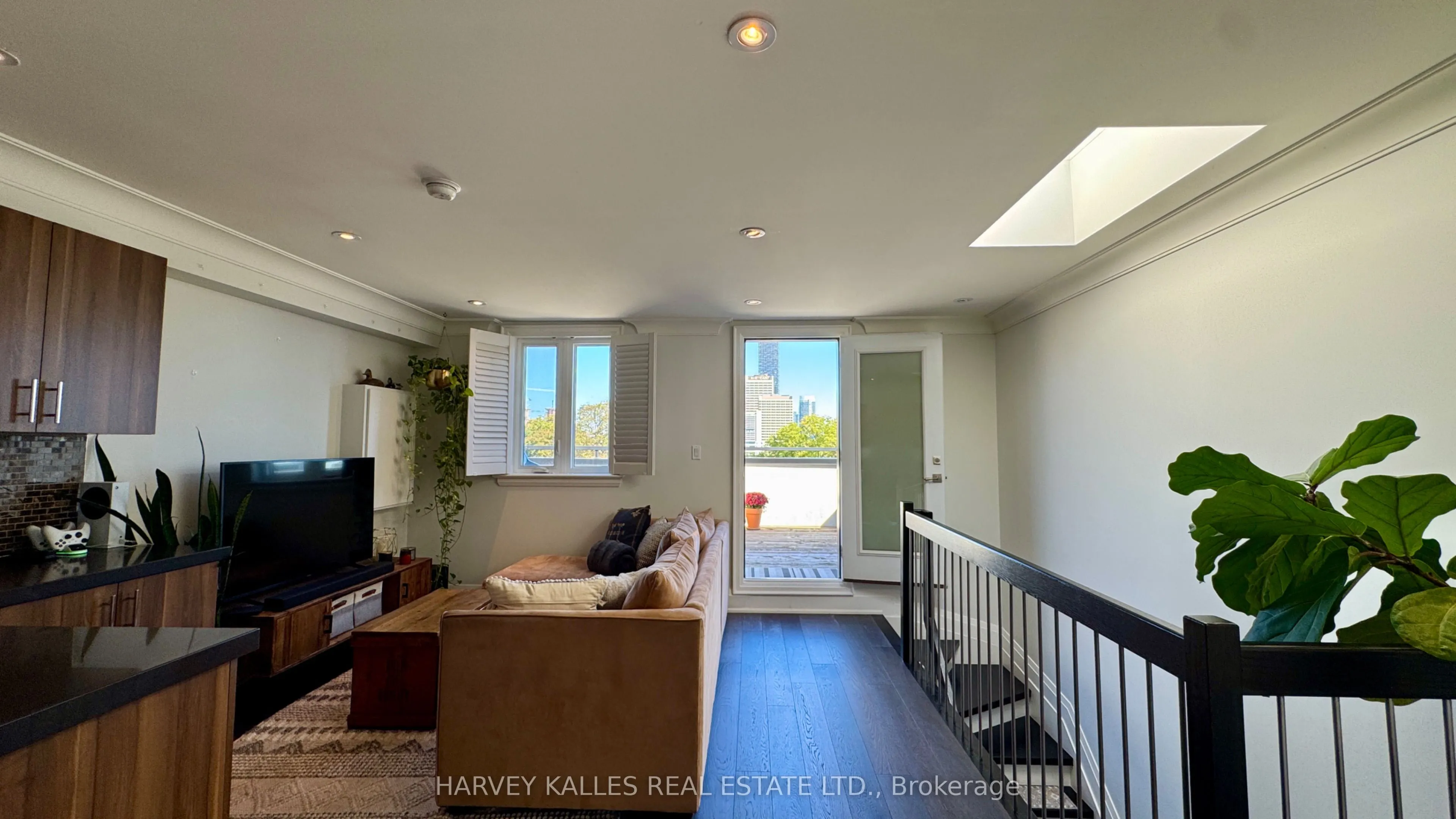 1042 Avenue Road