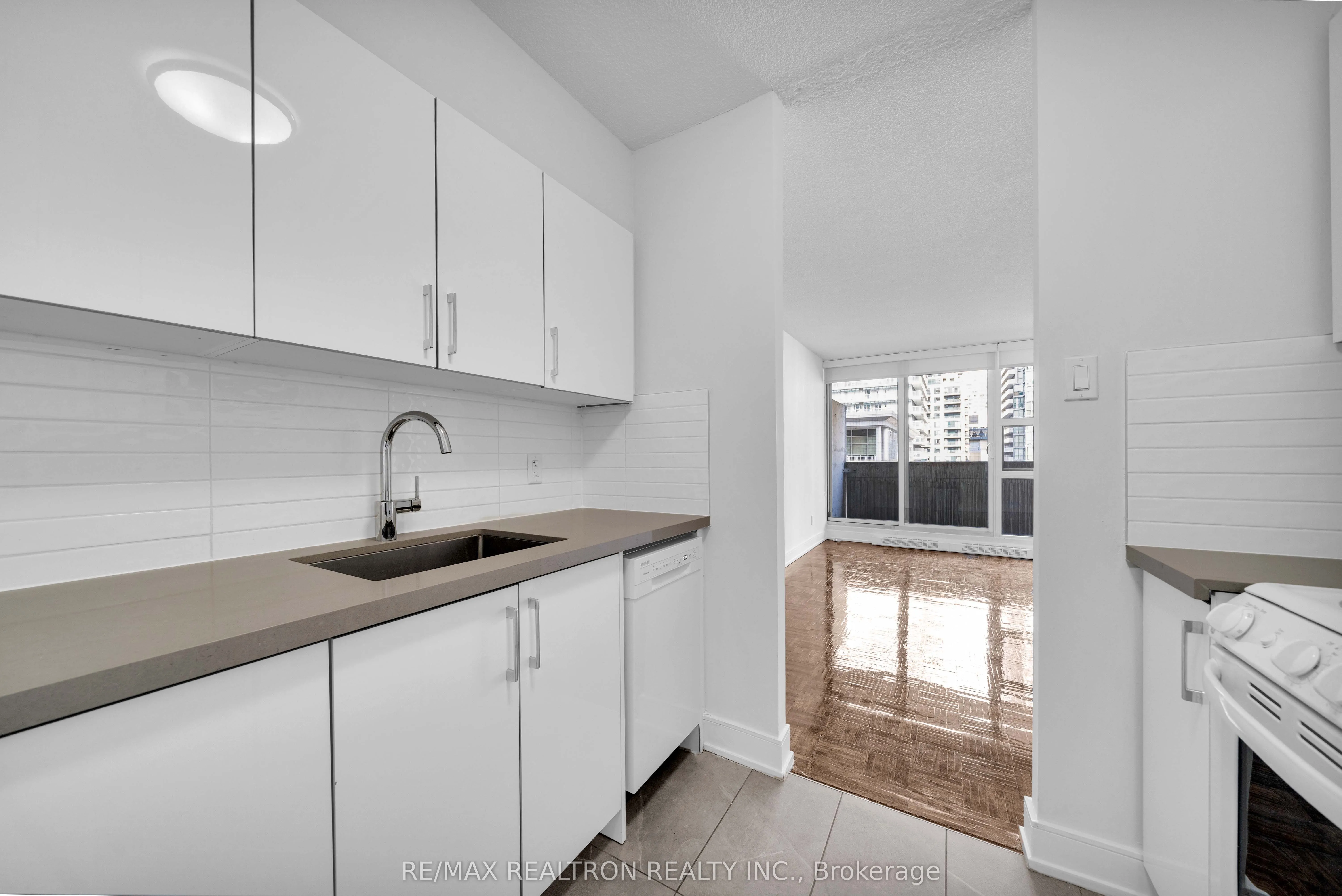 33 Isabella Street #1811